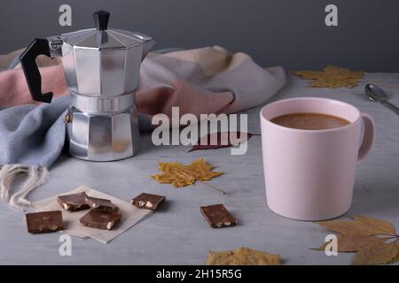 Composition d'automne du café servi dans une tasse en céramique Banque D'Images