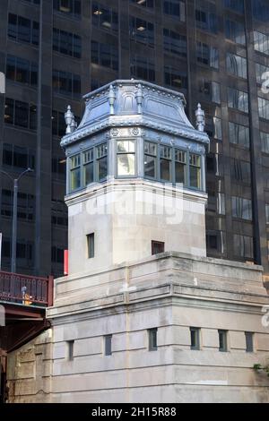 Adams Street Bridge, Bridge Tender House, Chicago River, Illinois Banque D'Images