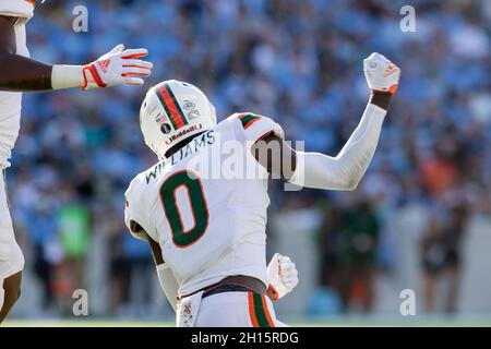 Chapel Hill, Caroline du Nord, États-Unis.16 octobre 2021.Miami Hurricanes sécurité James Williams (0) célèbre après un match pour la perte dans le deuxième trimestre contre les talons de goudron de Caroline du Nord dans le match de l'ACC au Kenan Memorial Stadium à Chapel Hill, NC.(Scott Kinser/Cal Sport Media).Crédit : csm/Alay Live News Banque D'Images