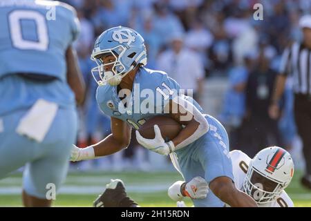 Chapel Hill, Caroline du Nord, États-Unis.16 octobre 2021.Caroline du Nord le grand receveur de Tar Heels Josh Downs (11) est attaqué pour une perte par Miami Hurricanes sécurité James Williams (0) dans le deuxième trimestre de l'ACC match au Kenan Memorial Stadium à Chapel Hill, NC.(Scott Kinser/Cal Sport Media).Crédit : csm/Alay Live News Banque D'Images