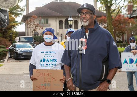 Detroit, Michigan, États-Unis.16 octobre 2021.Anthony Adams, en campagne pour le maire de Detroit, s'est rendu à Manoogian Mansion, la résidence du maire, demandant un débat avec son adversaire, le président sortant Mike Duggan.Duggan, un grand favori des élections de novembre, a refusé de débattre et n'a pas répondu à la porte quand Adams a frappé.Crédit : Jim West/Alay Live News Banque D'Images