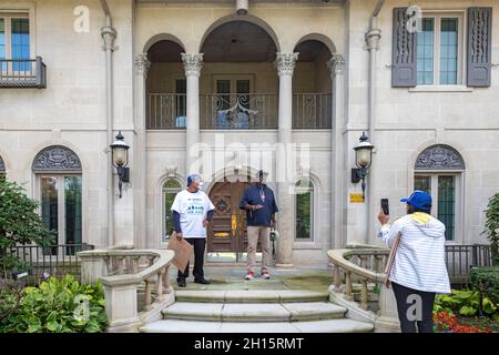 Detroit, Michigan, États-Unis.16 octobre 2021.Anthony Adams, en campagne pour le maire de Detroit, s'est rendu à Manoogian Mansion, la résidence du maire, demandant un débat avec son adversaire, le président sortant Mike Duggan.Duggan, un grand favori des élections de novembre, a refusé de débattre et n'a pas répondu à la porte quand Adams a frappé.Crédit : Jim West/Alay Live News Banque D'Images
