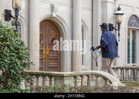 Detroit, Michigan, États-Unis.16 octobre 2021.Anthony Adams, en campagne pour le maire de Detroit, s'est rendu à Manoogian Mansion, la résidence du maire, demandant un débat avec son adversaire, le président sortant Mike Duggan.Duggan, un grand favori des élections de novembre, a refusé de débattre et n'a pas répondu à la porte quand Adams a frappé.Crédit : Jim West/Alay Live News Banque D'Images