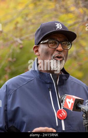 Detroit, Michigan, États-Unis.16 octobre 2021.Anthony Adams, en campagne pour le maire de Detroit, s'est rendu à Manoogian Mansion, la résidence du maire, demandant un débat avec son adversaire, le président sortant Mike Duggan.Duggan, un grand favori des élections de novembre, a refusé de débattre et n'a pas répondu à la porte quand Adams a frappé.Crédit : Jim West/Alay Live News Banque D'Images