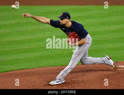 Houston, États-Unis.16 octobre 2021.Boston Red Sox départ lanceur Nathan Eovaldi jette dans le troisième repas contre les Astros de Houston dans le jeu deux de la MLB ALCS à minute Maid Park à Houston, Texas, le samedi 16 octobre 2021.Photo de Maria Lysaker/UPI crédit: UPI/Alay Live News Banque D'Images