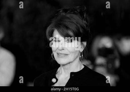 Rome, Italie, 16 octobre 2021: Fanny Ardant assiste au tapis rouge du film "les jeunes Amants" (les jeunes amoureux) lors du 16e Festival du film de Rome 2021.Credit: Luigi de Pompeis/Alamy Live News Banque D'Images