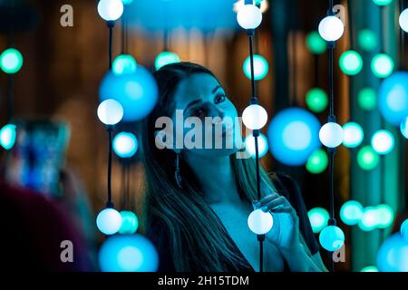 Orlando, États-Unis.12 octobre 2021.Attendee aime le festival immerge de Creative City Project qui a transformé le centre-ville d'Orlando en une grande exposition d'arts interactifs avec spectacles, musique, possibilités de photo, divertissement, installations d'éclairage et musique.Orlando, Floride, le 15 octobre 2021.Des centaines d'artistes ont participé à l'événement annuel de trois jours qui célèbre la créativité.(Photo de Ronen Tivony/Sipa USA) *** Veuillez utiliser le crédit du champ de crédit *** crédit: SIPA USA/Alay Live News Banque D'Images