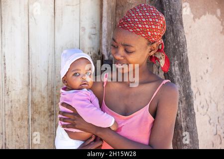 Jeune mère africaine célibataire dans un village du Botswana, drame des mères célibataires du tiers monde Banque D'Images