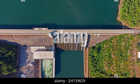 Vue panoramique du barrage de Greers Ferry produisant de l'électricité l'après-midi ensoleillé, été 2021 près de Heber Springs, Arkansas. Banque D'Images