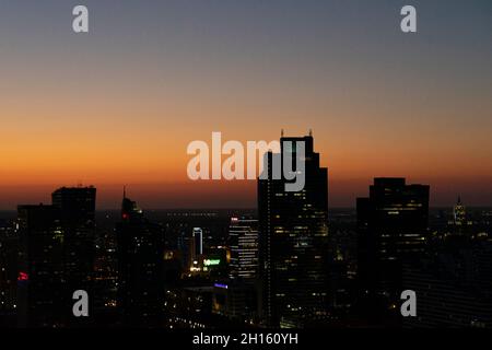 Vue aérienne de la ville de Nur-Sultan, nord-ouest au crépuscule.Gratte-ciels la nuit, Astana, Nursultan, Kazakhstan, Asie centrale Banque D'Images