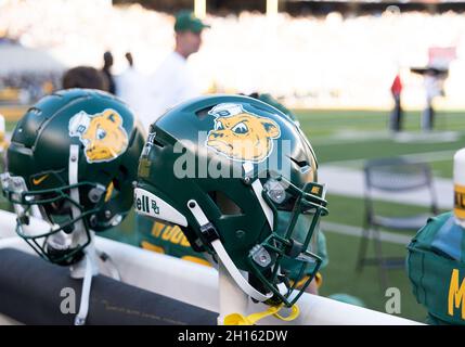 Waco, Texas, États-Unis.16 octobre 2021.Baylor porte un casque pendant la deuxième moitié du match de football de la NCAA entre les Brigham Young Cougars et les Baylor Bears au stade McLane de Waco, Texas.Matthew Lynch/CSM/Alamy Live News Banque D'Images