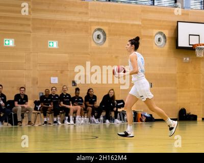 Düsseldorf, Allemagne.16 octobre 2021.Düsseldorf, Allemagne, octobre 16 Anja Fuchs-Robtin ( 8 Capitol Bascats ) contrôle le ballon pendant le 1.Toyota Damen Basketball Bundesliga jeu entre le Capitol Bascats Duesseldorf et SNP Bascats USC Heidelberg à Wekita Sportarena à Duesseldorf Tatjana Herzberg/SPP crédit: SPP Sport Press photo./Alamy Live News Banque D'Images