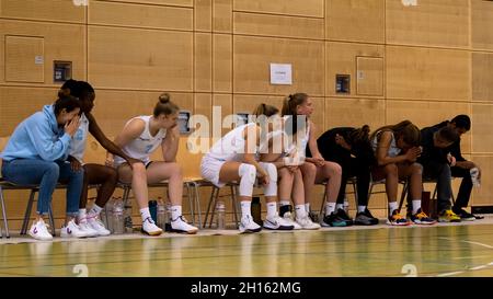 Düsseldorf, Allemagne.16 octobre 2021.Düsseldorf, Allemagne, octobre 16 banc Capitol Bascat pendant le 1.Toyota Damen Basketball Bundesliga jeu entre le Capitol Bascats Duesseldorf et SNP Bascats USC Heidelberg à Wekita Sportarena à Duesseldorf Tatjana Herzberg/SPP crédit: SPP Sport Press photo./Alamy Live News Banque D'Images