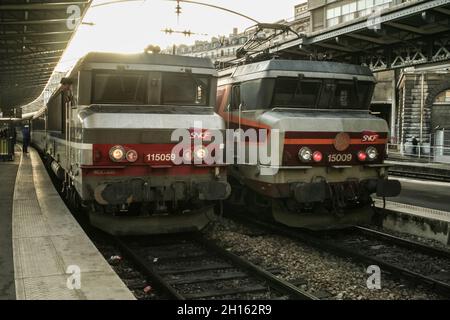 PARIS, FRANCE - 2 JANVIER 2007 : deux locomotives électriques BB 15000 prêtes pour le départ à Paris Gare de l'est à la tombée de la nuit, avec le logo de Banque D'Images