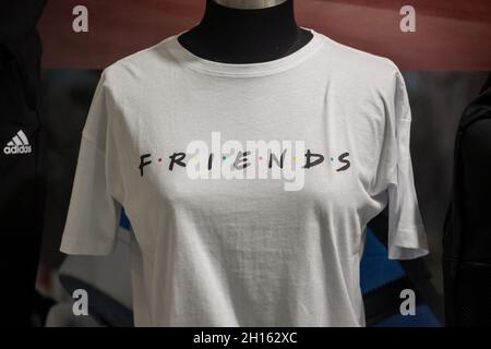 BELGRADE, SERBIE - 1 JUIN 2021: Flou sélectif sur un T-shirt avec le logo de la série de sitcom amis à vendre à Belgrade.Friends est une émission de télévision emblématique Banque D'Images