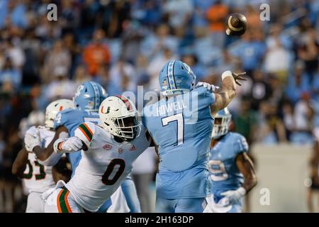 Chapel Hill, Caroline du Nord, États-Unis.16 octobre 2021.Miami sécurité des ouragans James Williams (0) atteint la Caroline du Nord Tar Heels Quarterback Sam Howell (7) alors qu'il lance dans le troisième quart de l'équipe de l'ACC au Kenan Memorial Stadium à Chapel Hill, NC.(Scott Kinser/Cal Sport Media).Crédit : csm/Alay Live News Banque D'Images