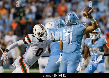 Chapel Hill, Caroline du Nord, États-Unis.16 octobre 2021.Miami sécurité des ouragans James Williams (0) atteint la Caroline du Nord Tar Heels Quarterback Sam Howell (7) alors qu'il lance dans le troisième quart de l'équipe de l'ACC au Kenan Memorial Stadium à Chapel Hill, NC.(Scott Kinser/Cal Sport Media).Crédit : csm/Alay Live News Banque D'Images