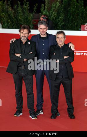 Rome, Italie - 15 octobre 2021: La coulée du film Mediterraneo - le droit de la mer, promenade tapis rouge au Festival du film de Rome.De gauche Oscar Camp, fondateur d'Open Arms, Marcel Barrena le réalisateur espagnol, et acteur Eduard Fernandez. Banque D'Images