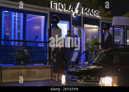 Washington, États-Unis.16 octobre 2021.First Lady Jill Biden se promène devant le restaurant Fiola Mare à Washington, DC le samedi 16 octobre 2021.Le président et la première dame sont venus du service de l'église et ont apprécié la nuit de la date, à Washington, DC.Photo par Tasos Katopodis/UPI crédit: UPI/Alay Live News Banque D'Images