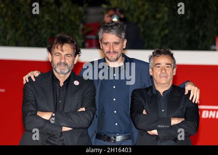 Rome, Italie - 15 octobre 2021: La coulée du film Mediterraneo - le droit de la mer, promenade tapis rouge au Festival du film de Rome.De gauche Oscar Camp, fondateur d'Open Arms, Marcel Barrena le réalisateur espagnol, et acteur Eduard Fernandez. Banque D'Images