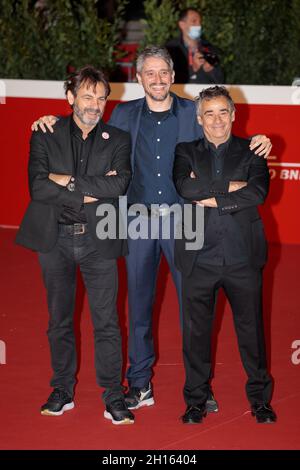 Rome, Italie - 15 octobre 2021: La coulée du film Mediterraneo - le droit de la mer, promenade tapis rouge au Festival du film de Rome.De gauche Oscar Camp, fondateur d'Open Arms, Marcel Barrena le réalisateur espagnol, et acteur Eduard Fernandez. Banque D'Images