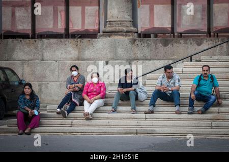 BELGRADE, SERBIE - 12 AOÛT 2021: Touristes indiens, hommes et femmes d'âge moyen de l'inde, assis dans une rue de belgrade pendant le voyage, certains lassés Banque D'Images