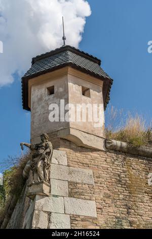 Forteresse de Komarno avec boîte de sentry, avec de petites échappatoires pour les soldats à tirer et un monument en pierre de la vierge de pierre sur un bastion en Slovaquie Banque D'Images