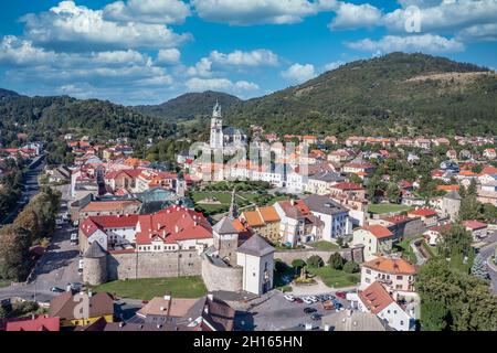 Vue aérienne de Kremnica, ville médiévale bien préservée construite au-dessus d'importantes mines d'or est le site de la plus ancienne menthe encore en service dans le monde, fort Banque D'Images