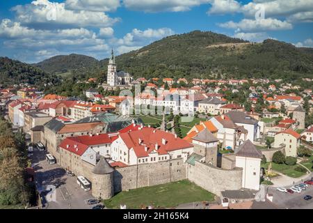 Vue aérienne de Kremnica, ville médiévale bien préservée construite au-dessus d'importantes mines d'or est le site de la plus ancienne menthe encore en service dans le monde, fort Banque D'Images