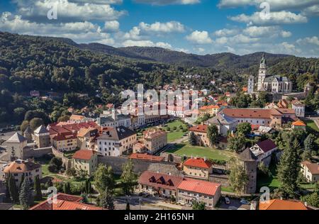 Vue aérienne de Kremnica, ville médiévale bien préservée construite au-dessus d'importantes mines d'or est le site de la plus ancienne menthe encore en service dans le monde, fort Banque D'Images