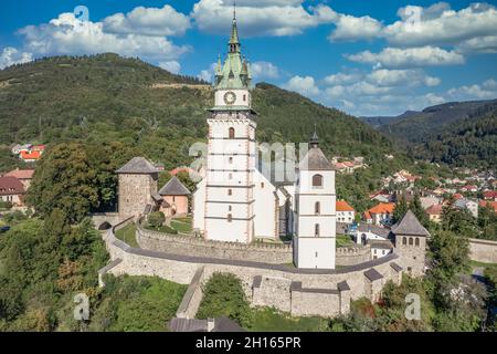 Vue aérienne de Kremnica, ville médiévale bien préservée construite au-dessus d'importantes mines d'or est le site de la plus ancienne menthe encore en service dans le monde, fort Banque D'Images