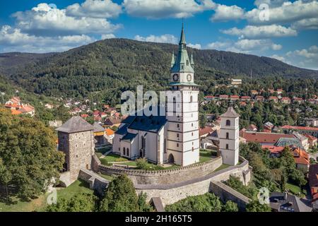 Vue aérienne de Kremnica, ville médiévale bien préservée construite au-dessus d'importantes mines d'or est le site de la plus ancienne menthe encore en service dans le monde, fort Banque D'Images