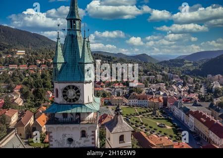 Vue aérienne de Kremnica, ville médiévale bien préservée construite au-dessus d'importantes mines d'or est le site de la plus ancienne menthe encore en service dans le monde, fort Banque D'Images