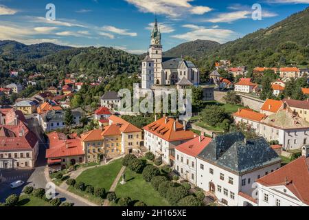 Vue aérienne de Kremnica, ville médiévale bien préservée construite au-dessus d'importantes mines d'or est le site de la plus ancienne menthe encore en service dans le monde, fort Banque D'Images