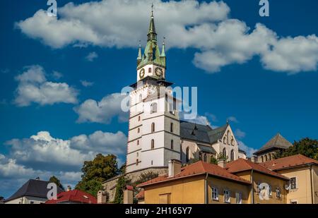 Vue aérienne de Kremnica, ville médiévale bien préservée construite au-dessus d'importantes mines d'or est le site de la plus ancienne menthe encore en service dans le monde, fort Banque D'Images