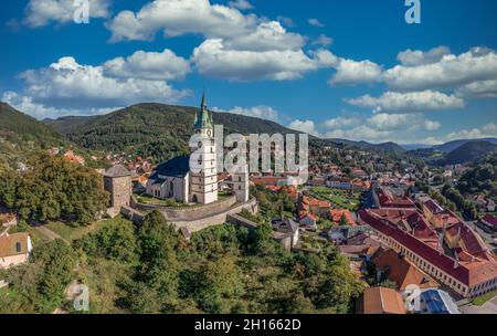 Vue aérienne de Kremnica, ville médiévale bien préservée construite au-dessus d'importantes mines d'or est le site de la plus ancienne menthe encore en service dans le monde, fort Banque D'Images