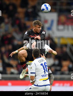 Milan.16 octobre 2021.Daniel Maldini (haut) d'AC Milan est en compétition pour un titre lors d'un match de football de série A entre AC Milan et Hellas Verona à Milan, Italie, le 16 octobre 2021.Credit: STR/Xinhua/Alay Live News Banque D'Images