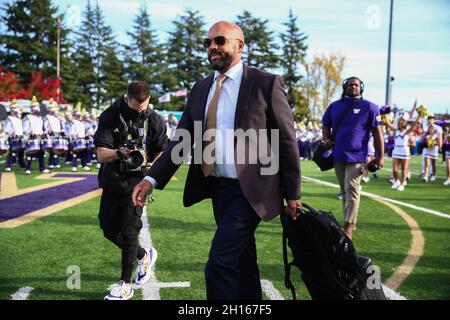 Seattle, WA, États-Unis.16 octobre 2021.Jimmy Lake, entraîneur-chef de Washington Huskies, se rend au stade avant un match entre les Bruins de l'UCLA et les Huskies de Washington au stade Husky de Seattle, en Australie occidentale.Sean Brown/CSM/Alamy Live News Banque D'Images