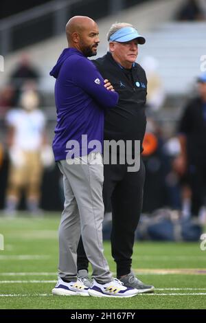 Seattle, WA, États-Unis.16 octobre 2021.Jimmy Lake, entraîneur-chef des Huskies de Washington, et Chip Kelly, entraîneur-chef des Bruins d'UCLA, discutent avant un match entre les Bruins d'UCLA et les Huskies de Washington au Husky Stadium de Seattle, en Australie occidentale.Sean Brown/CSM/Alamy Live News Banque D'Images