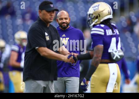 Seattle, WA, États-Unis.16 octobre 2021.Jimmy Lake, entraîneur-chef de Washington Huskies, regarde son équipe avant un match entre les Bruins de l'UCLA et les Huskies de Washington au stade Husky de Seattle, en Australie occidentale.Sean Brown/CSM/Alamy Live News Banque D'Images