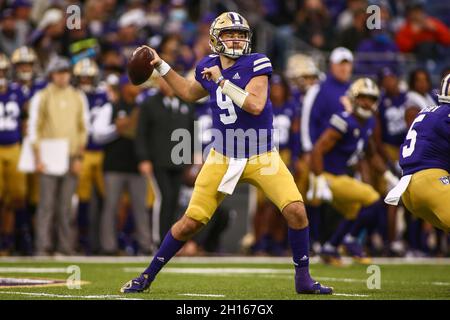 Seattle, WA, États-Unis.16 octobre 2021.Le quarterback des Huskies de Washington Dylan Morris (9) tente une passe lors d'un match entre les Bruins de l'UCLA et les Huskies de Washington au stade Husky de Seattle, en Australie occidentale.Sean Brown/CSM/Alamy Live News Banque D'Images