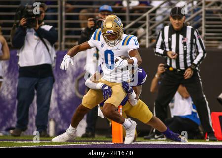 Seattle, WA, États-Unis.16 octobre 2021.Kam Brown (0), un grand récepteur d'UCLA Bruins, a obtenu un toucher de touche lors d'un match entre les Bruins d'UCLA et les Huskies de Washington au Husky Stadium de Seattle, en Australie occidentale.Sean Brown/CSM/Alamy Live News Banque D'Images