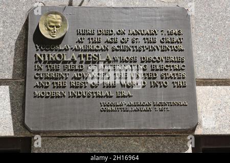 Plaque commémorative de Nikola Tesla sur le mur extérieur de l'hôtel New Yorker où il est mort le 01/07/1943 à l'âge de 87.Manhattan.New York City.USA Banque D'Images