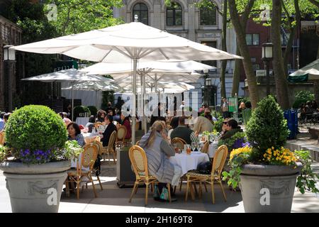 Clients à l'extérieur du Bryant Park Grill and Cafe à Bryant Park.New York City.USA Banque D'Images