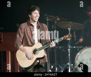 14 octobre 2021 - Wilmington, Caroline du Nord; États-Unis - des musiciens MORGAN EVANS se produit en direct alors que sa visite de 2021 fait un arrêt au Live Oak Bank Pavilion au Riverfront Park situé à Wilmington.Copyright 2021 Jason Moore.(Image de crédit : © Jason Moore/ZUMA Press Wire) Banque D'Images