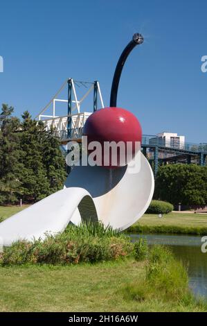 Spoonbridge et Cherry Sculpture 1985-1988 par Claes Oldenburg b.1929 et Coosje van Bruggen b.1942, don de Frederick R. Weisman en l'honneur de son paren Banque D'Images