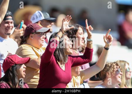 16 octobre 2021 : les étudiants de Bobcats de l'État du Texas applaudissent lors d'un match de football NCAA entre l'État du Texas et Troy le 16 octobre 2021 à San Marcos, Texas.(Image de crédit : © Scott Coleman/ZUMA Press Wire) Banque D'Images