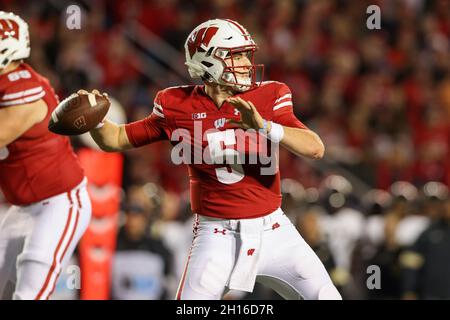 Madison, WI, États-Unis.16 octobre 2021.Le quarterback des Badgers du Wisconsin Graham Mertz (5) passe le ballon pendant le match de football de la NCAA entre les Black Knights de l'Armée et les Badgers du Wisconsin au Camp Randall Stadium de Madison, WISCONSIN.Darren Lee/CSM/Alamy Live News Banque D'Images