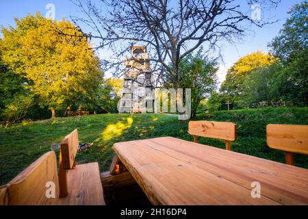 Tour en bois et table d'orientation du Mont Saint Rigaud, Haut Beaujolais Banque D'Images
