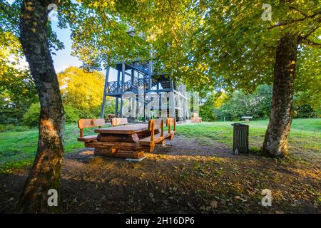 Tour en bois et table d'orientation du Mont Saint Rigaud, Haut Beaujolais Banque D'Images